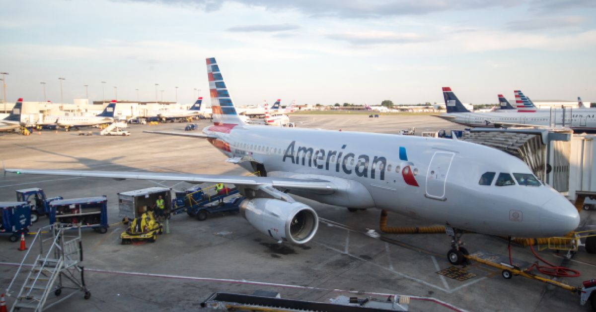 Charlotte Douglas International Airport (CLT) - largest airports in us by by passenger traffic and area