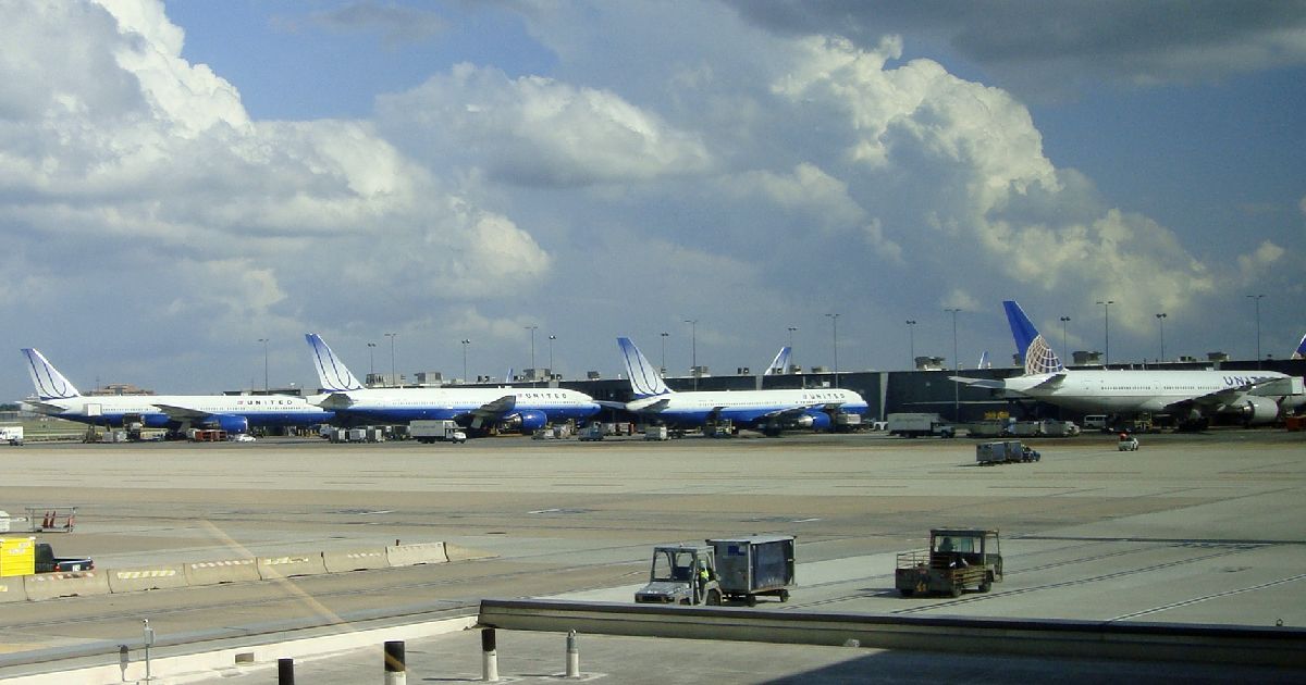 Washington Dulles International Airport (IAD) - largest airports in us by by passenger traffic and area